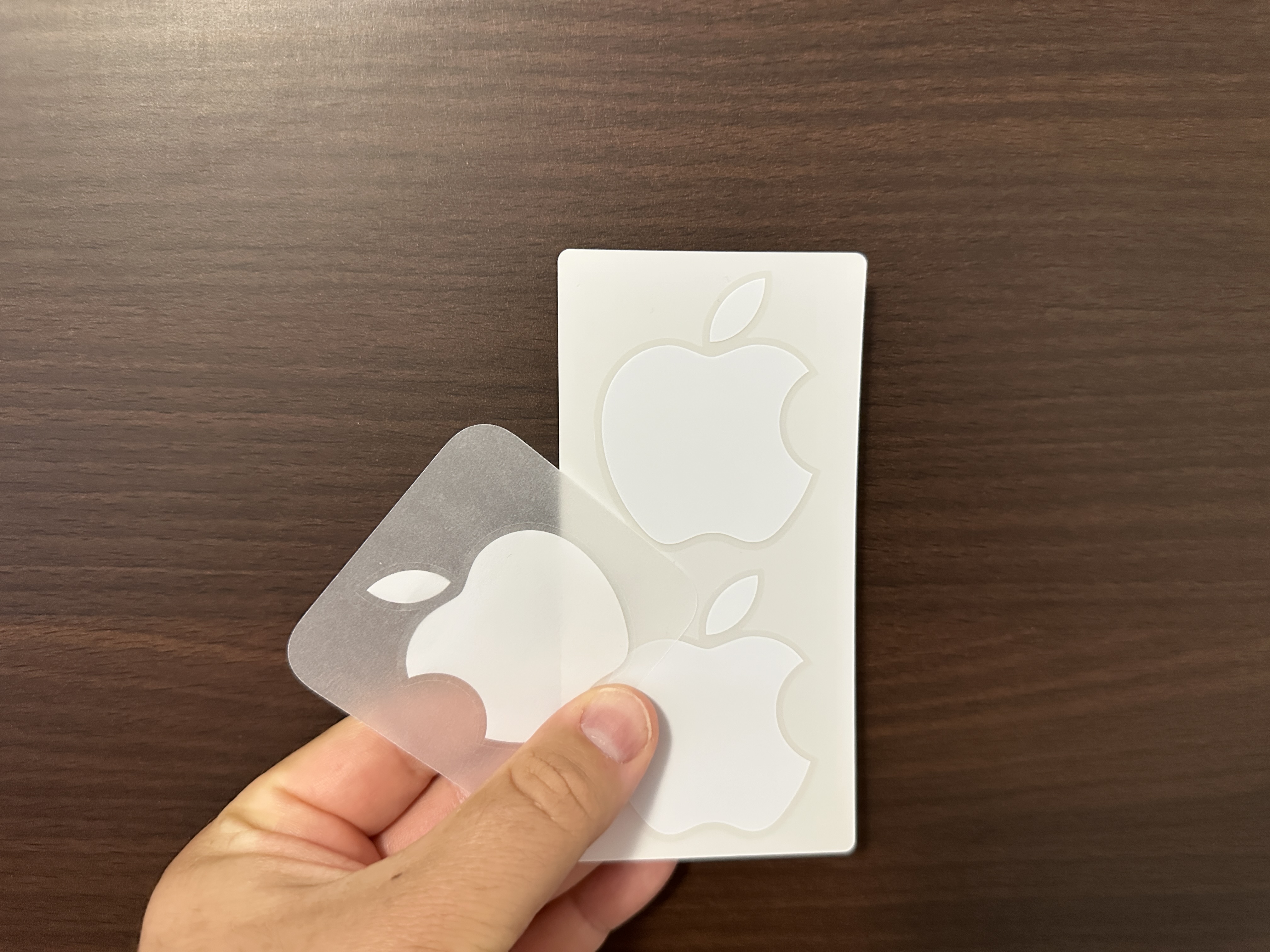なぜ Apple 製品のパッケージにリンゴのロゴのステッカーを貼り