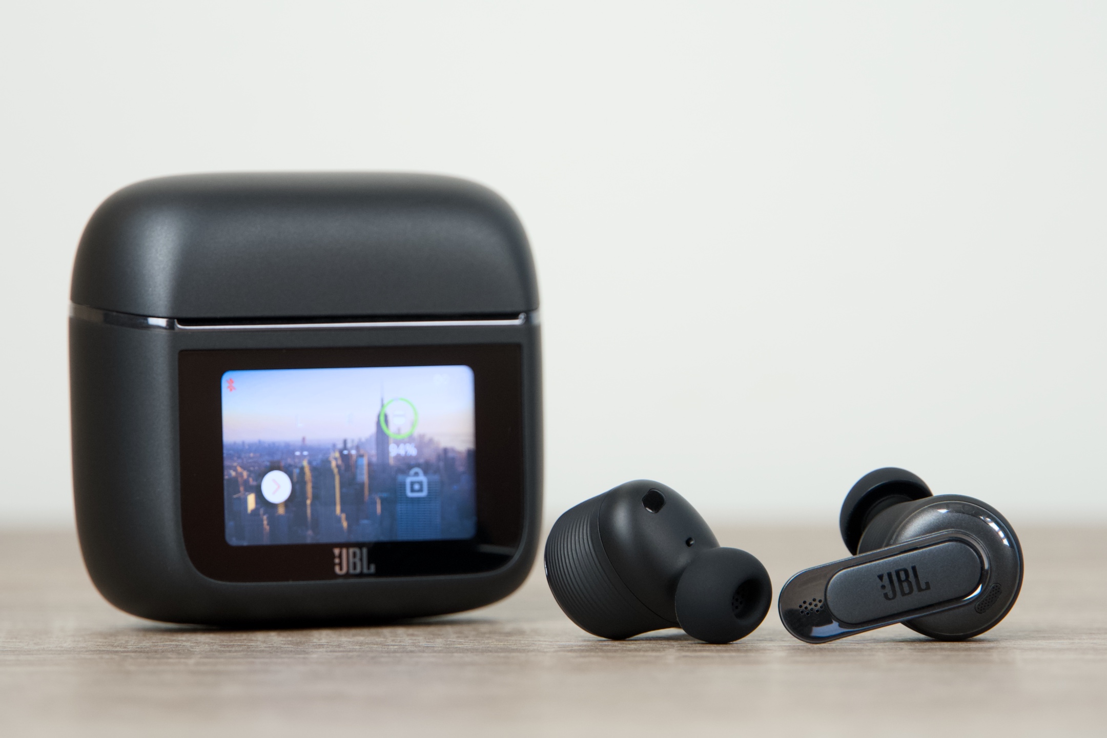 JBL Tour Pro 3レビュー：タッチタイムと洗練された機能を備えた