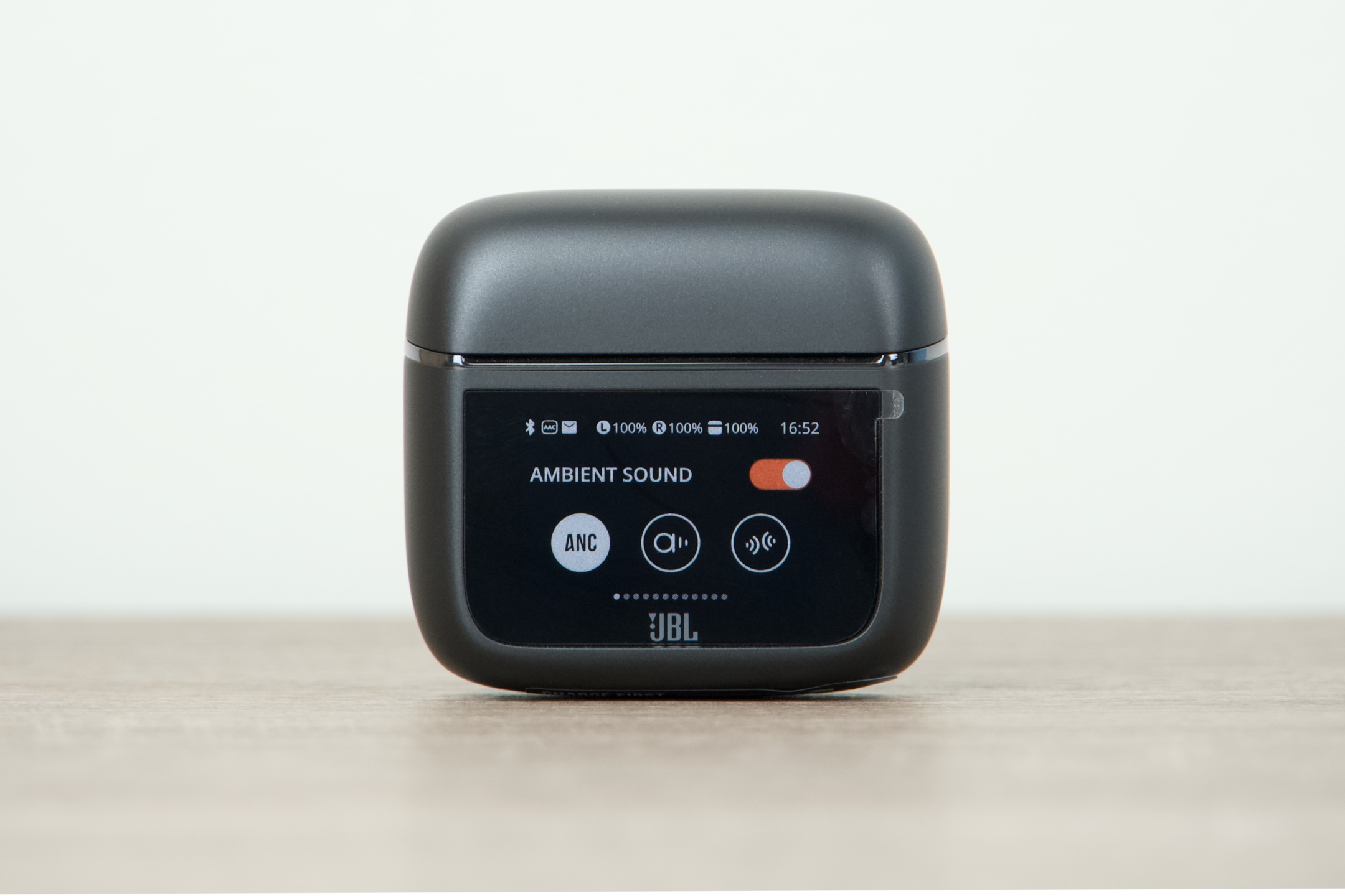 JBL TOUR PRO 3」レビュー！ ディスプレイ×トランスミッター×AI