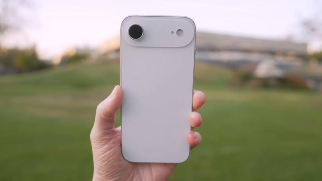 iPhone 17 Air في اليد 3 iPhone 17 Air في اليد 3